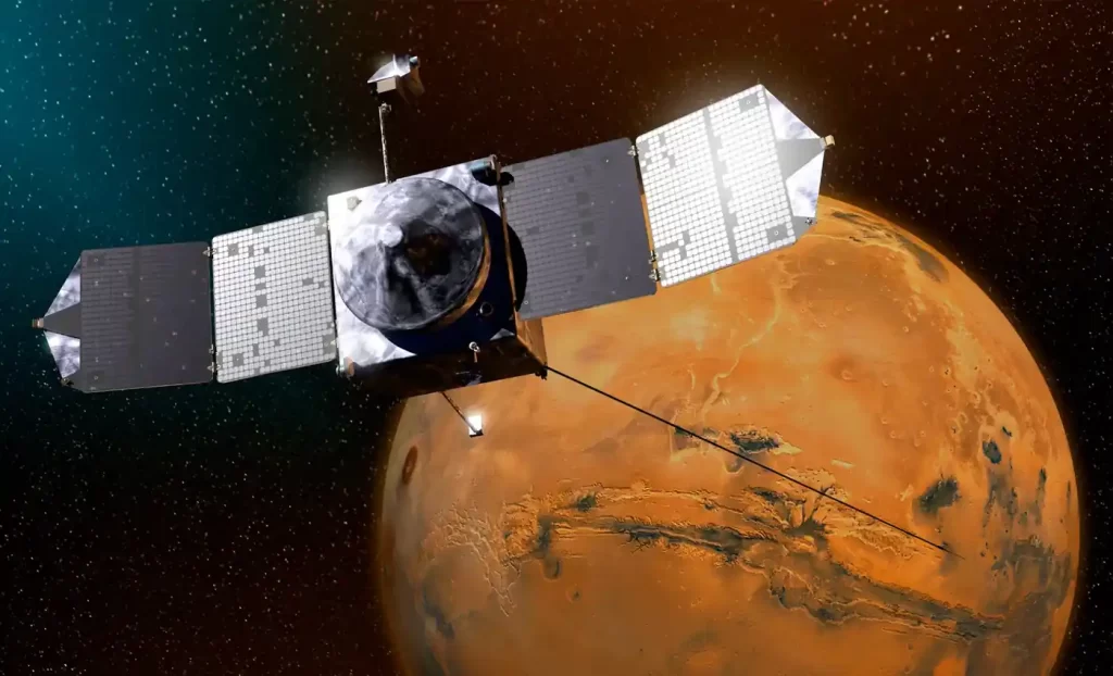 Umjetnički prikaz NASA-ine letjelice MAVEN u orbiti oko Marsa, s Crvenim planetom u pozadini.