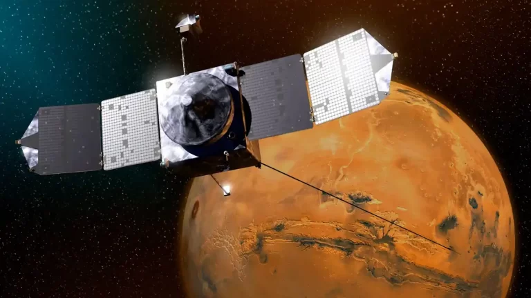 Umjetnički prikaz NASA-ine letjelice MAVEN u orbiti oko Marsa, s Crvenim planetom u pozadini.