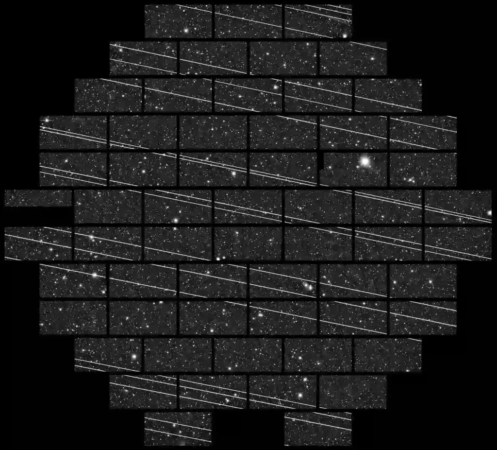 Mozaik astronomskih fotografija na kojima se preko zvjezdanog neba vide svijetli tragovi satelita Starlink.