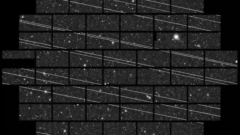 Mozaik astronomskih fotografija na kojima se preko zvjezdanog neba vide svijetli tragovi satelita Starlink.