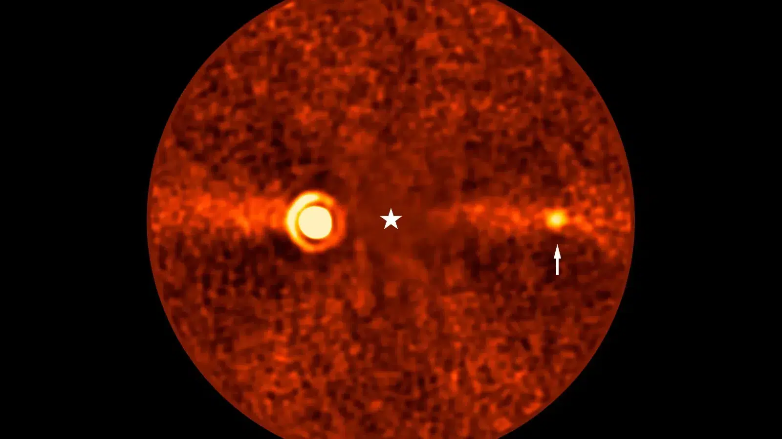 Infracrvena snimka zvijezde Beta Pictoris s označenim planetom Beta Pictoris d i diskom krhotina