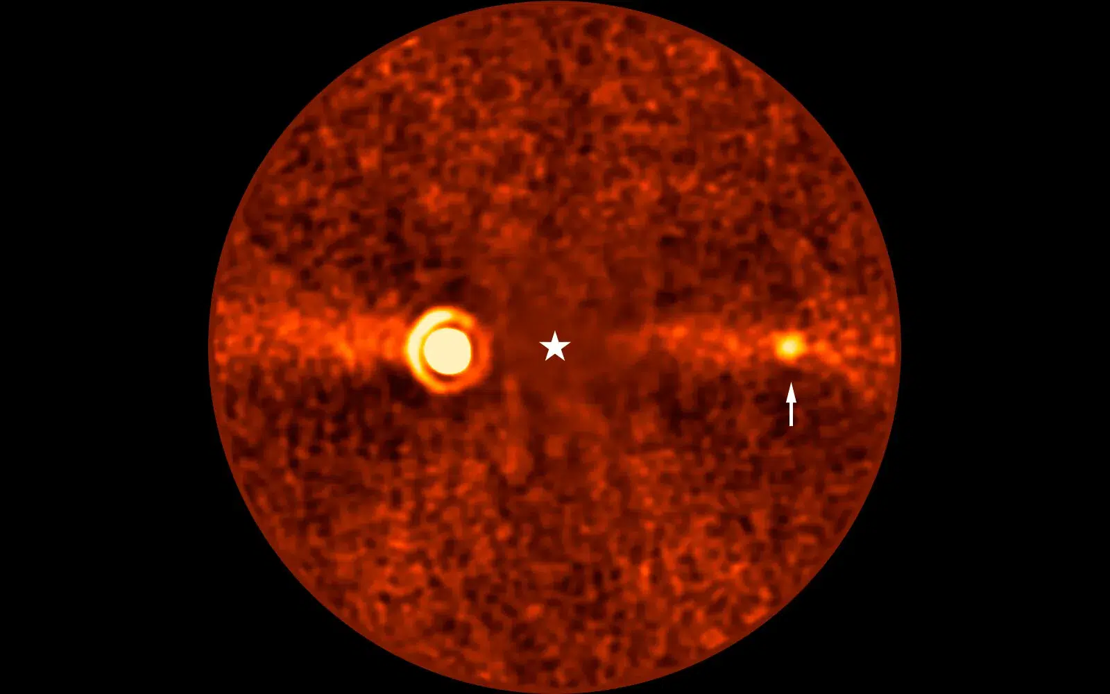 Infracrvena snimka zvijezde Beta Pictoris s označenim planetom Beta Pictoris d i diskom krhotina