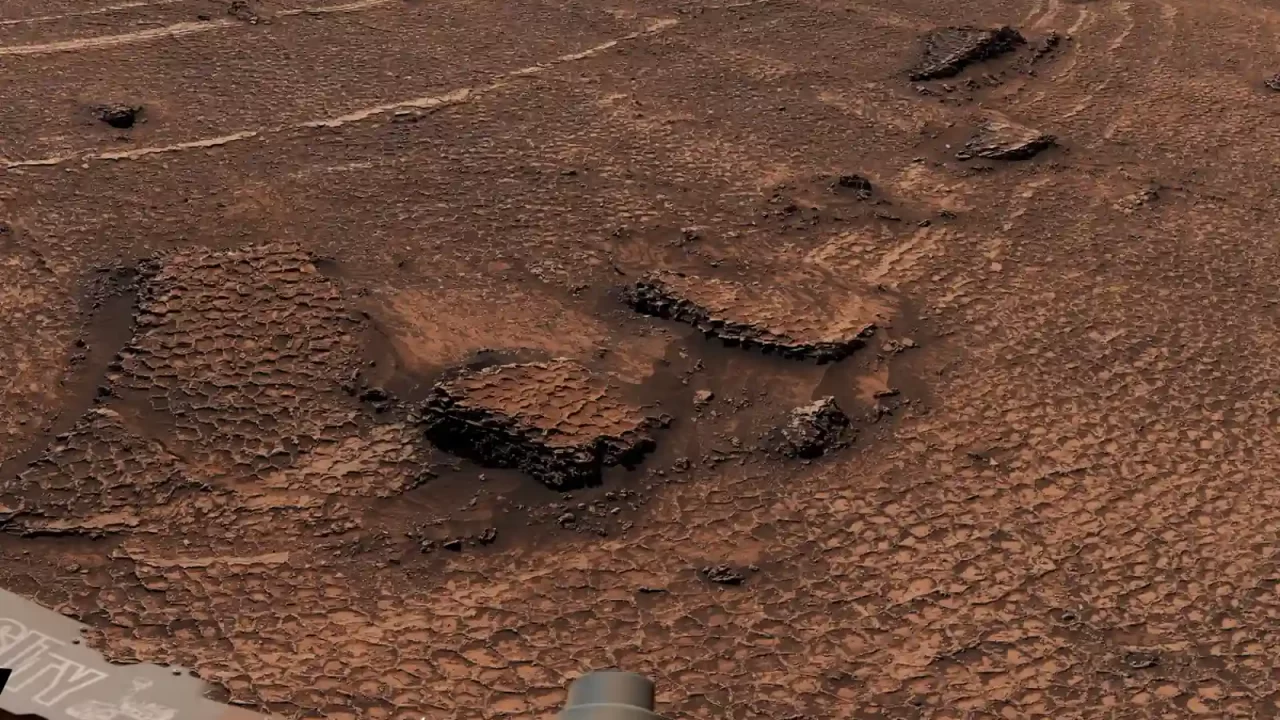 Fotografija izbliza poligonalnih pukotina na Marsu, koje je snimio NASA-in rover Curiosity, otkriva njihovu teksturu nalik saću. Zasluge: NASA/JPL-Caltech/MSSS.