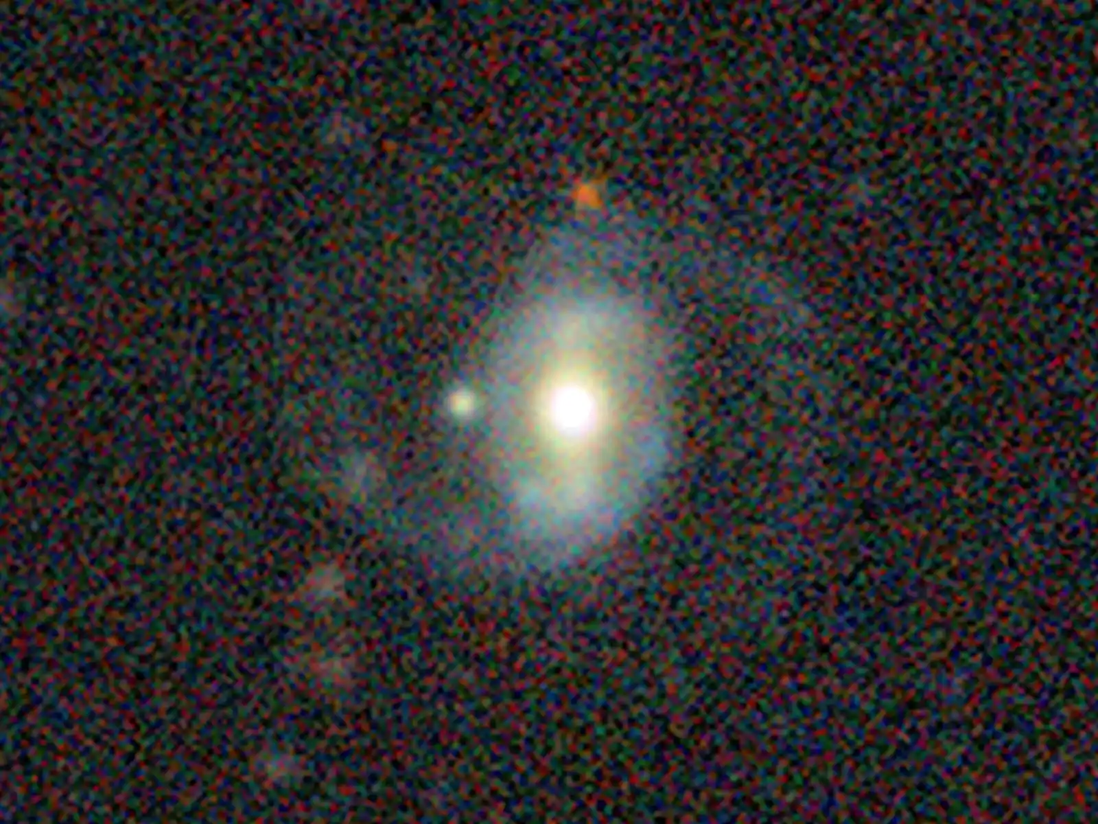 Galaksija SDSS J110546.07+145202.4 dovoljno je blizu Zemlji da se na snimkama jasno vidi njezin oblik, uključujući dvije spiralne grane. Fotografija je kompozit vidljive svjetlosti i bliskog infracrvenog zračenja. Zasluge: DESI Legacy Survey