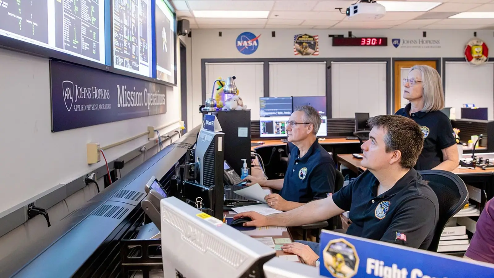 Kontrolori misije New Horizons u operacijskom centru prate telemetriju letjelice nakon buđenja iz hibernacije.