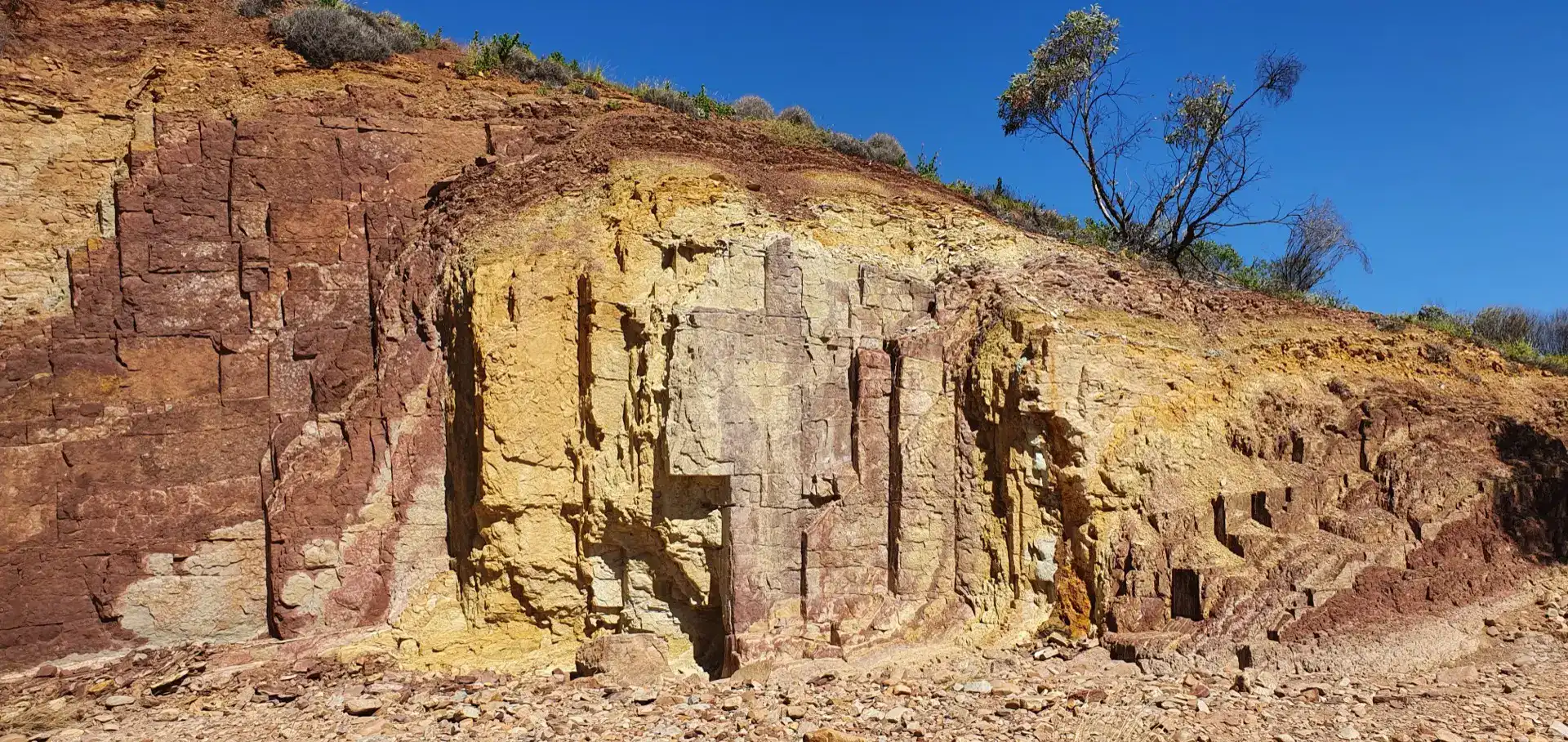 Oker, mineralni pigment koji su ljudi upotrebljavali u prapovijesti
