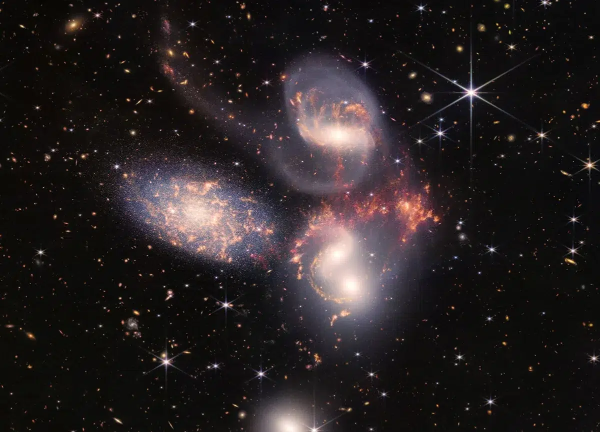 JWST-ova snimka Stephanova kvinteta galaksija. Galaksija lijevo, NGC 7320, nalazi se mnogo bliže Zemlji od ostale četiri galaksije na snimci. Zasluge: NASA, ESA, CSA, STScI