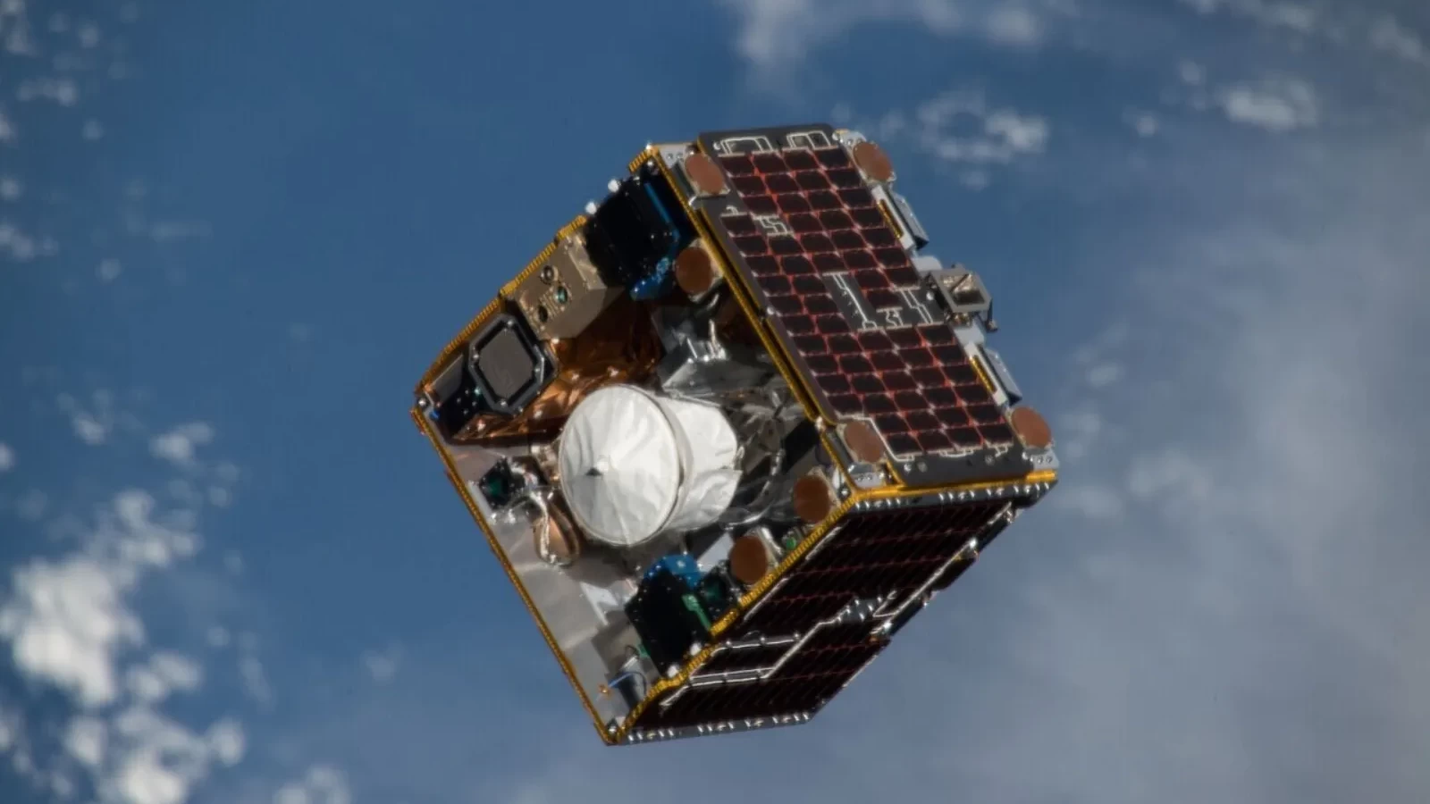 Demonstracijski satelit RemoveDEBRIS iznad Zemlje, povezan s tehnologijama za hvatanje svemirskog otpada mrežom.