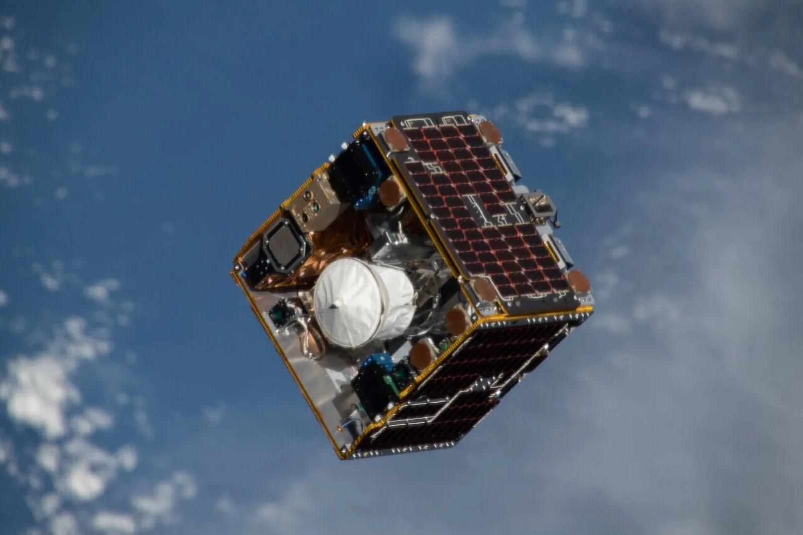 Demonstracijski satelit RemoveDEBRIS iznad Zemlje, povezan s tehnologijama za hvatanje svemirskog otpada mrežom.
