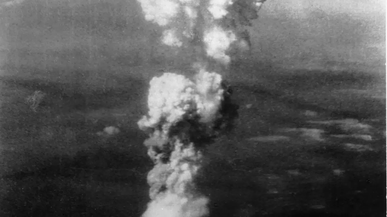 Oblak atomske eksplozije iznad Hirošime 6. kolovoza 1945.