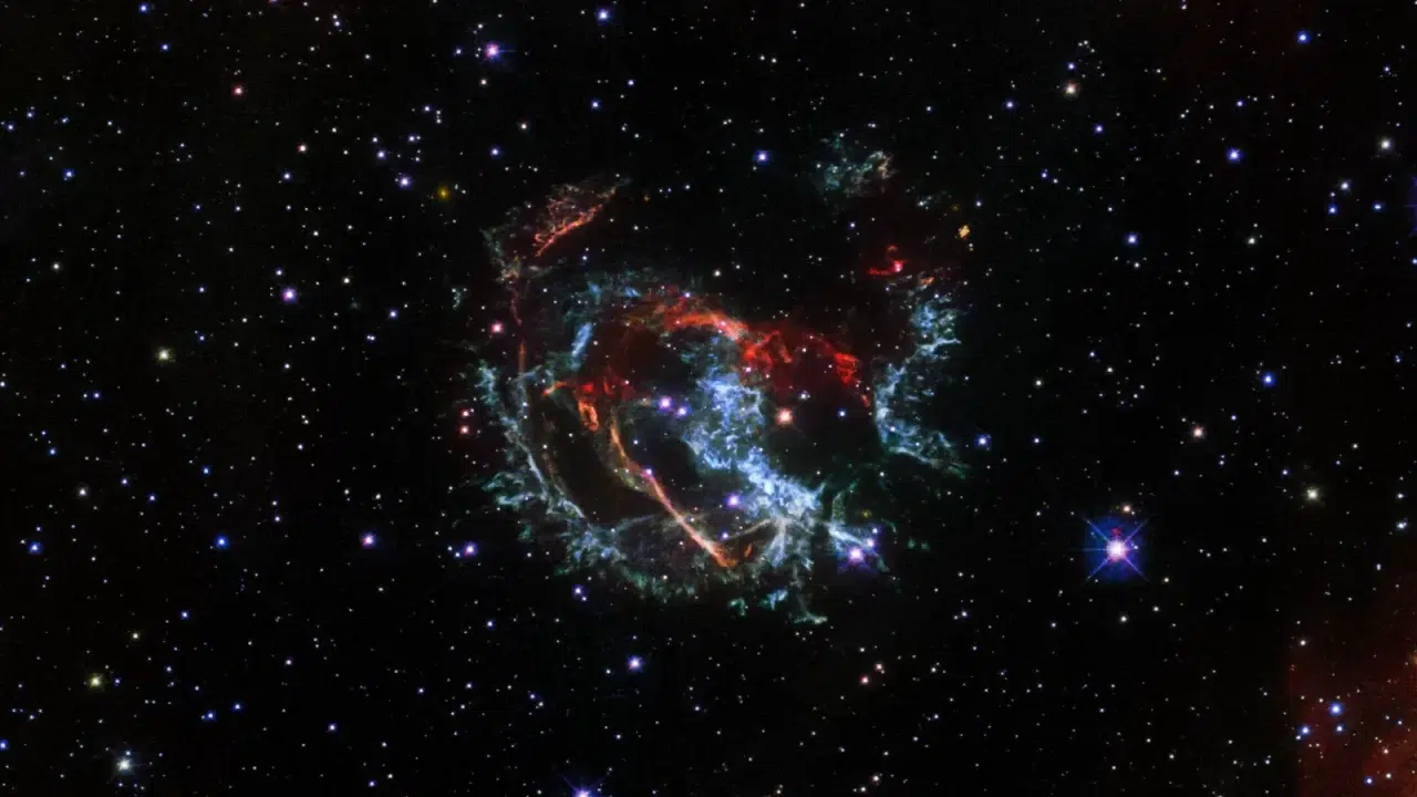 Ostatak supernove okružen zvijezdama na snimci svemirskog teleskopa Hubble