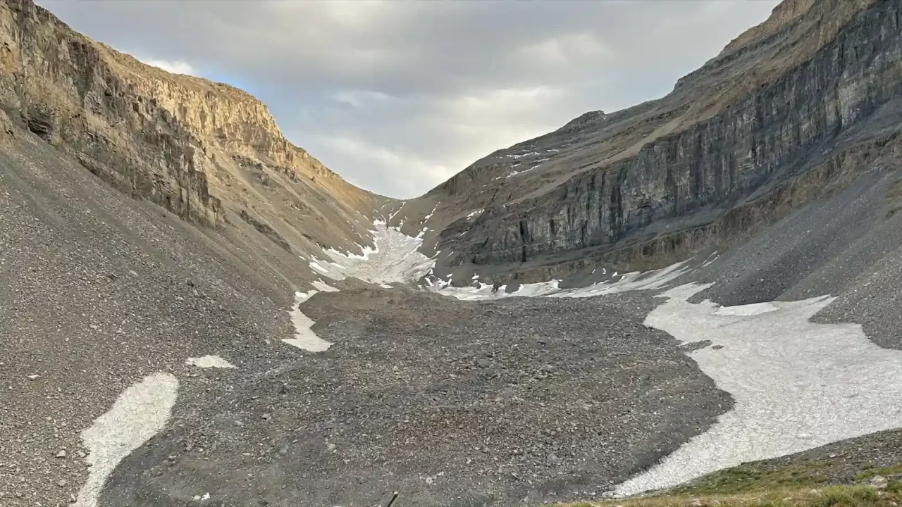 Cirk ispod Mount Timpanogosa u Utahu, čija kamena površina skriva ledenjak