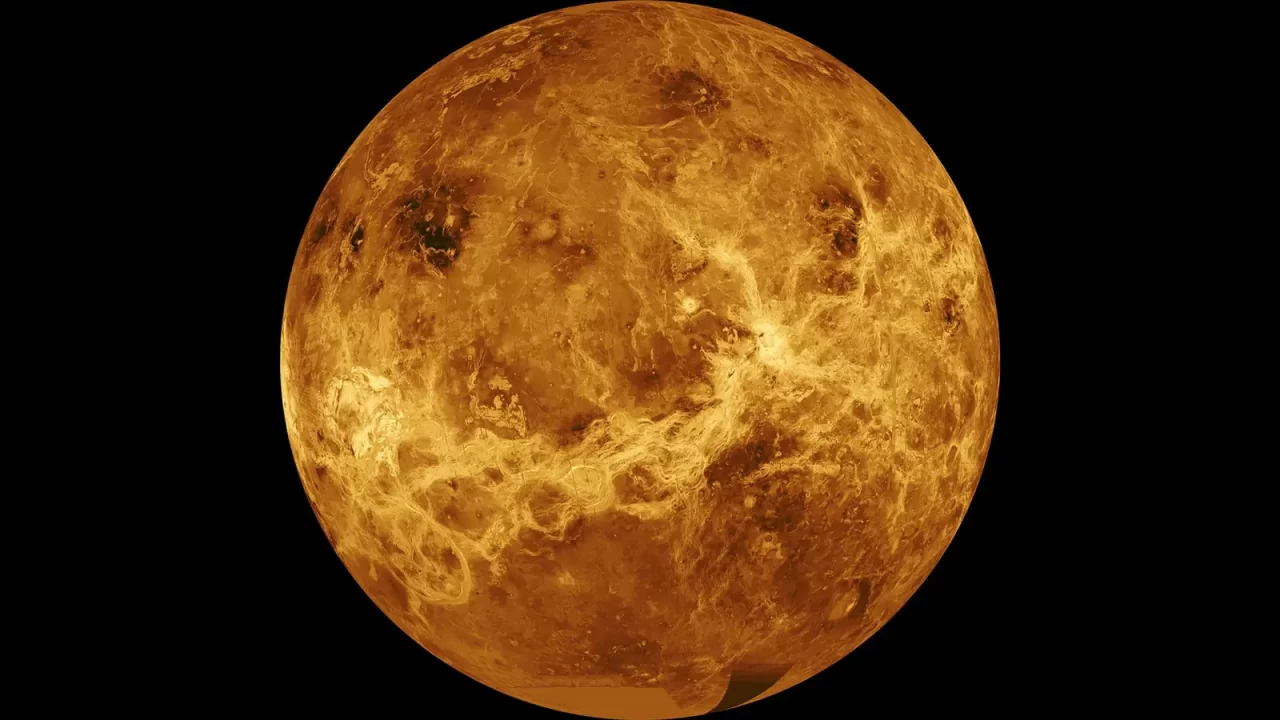 Simulirani prikaz Venere izrađen od radarskih mozaika NASA-ine misije Magellan. Boje nisu prirodne, nego su dodane radi isticanja detalja na površini planeta. Zasluge: NASA/JPL-Caltech.