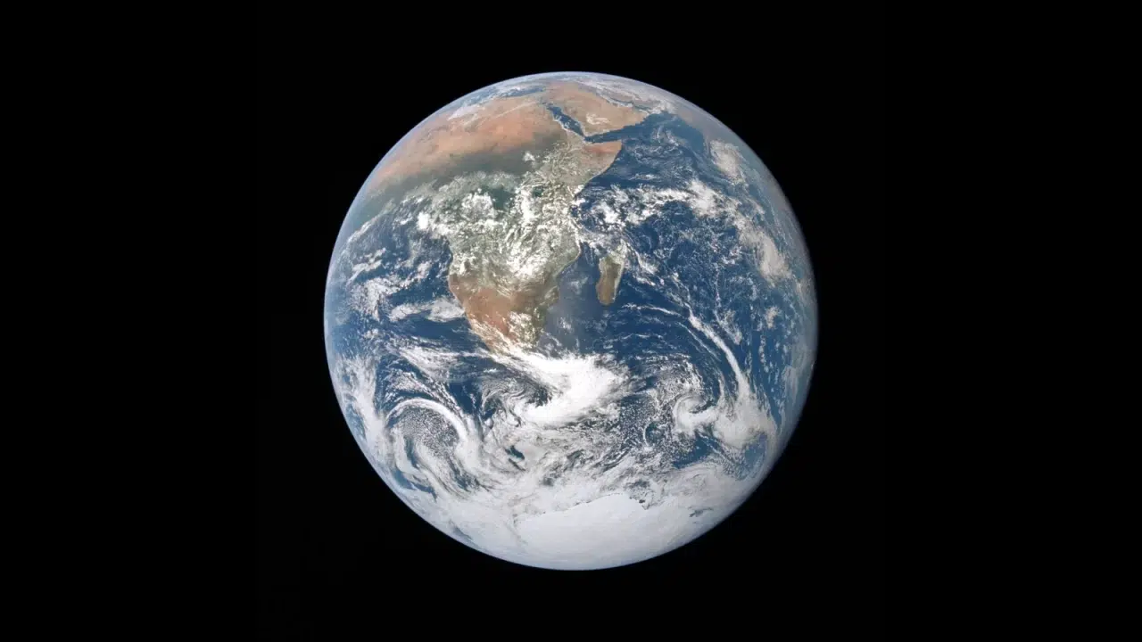 Čuvena fotografija AS17-148-22727 prikazuje Zemlju tijekom putovanja Apolla 17 prema Mjesecu. Gotovo cijela Afrika je vidljiva, zajedno s Arabijskim poluotokom, Madagaskarom, oblacima južne hemisfere i antarktičkim ledenim pokrovom. Zasluge: NASA Johnson Space Center, posada Apollo 17.