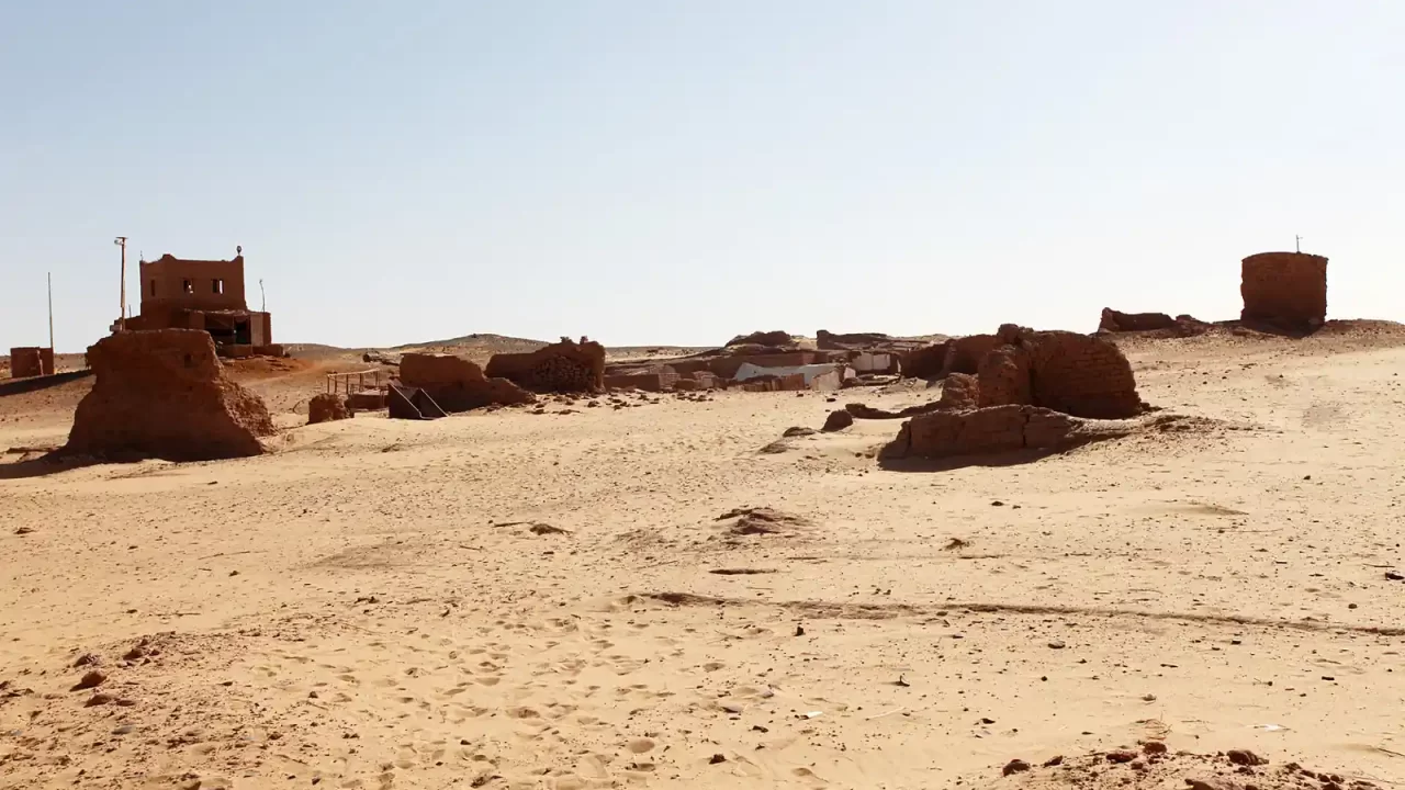 Ostaci grobnica i zidova od opeke na pješčanom nalazištu Bir el-Shaghala u oazi Dakhla.