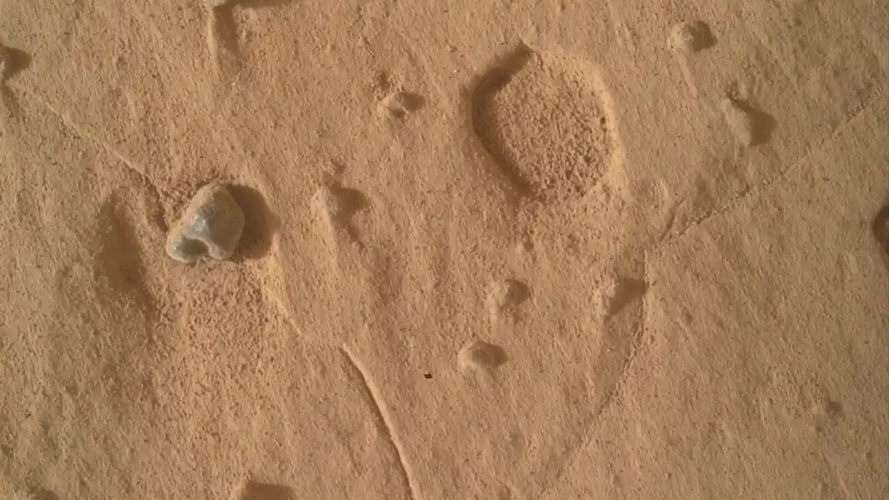 Plitke udubine u stijeni koje je na Marsu snimio NASA-in rover Curiosity