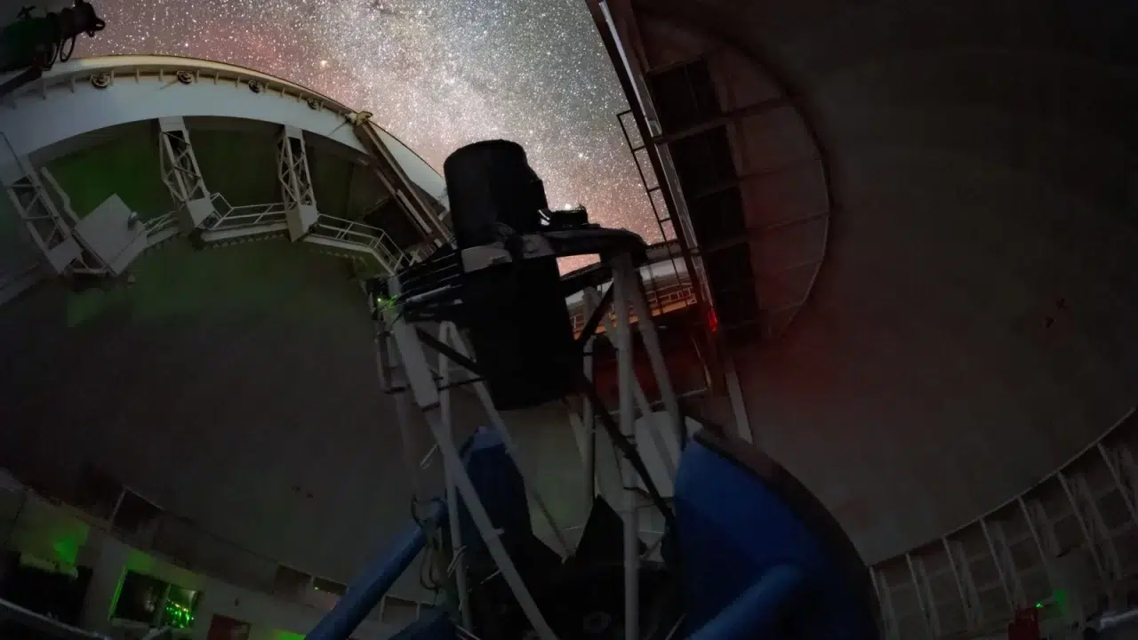 Teleskop Mayall s instrumentom DESI promatra noćno nebo iznad opservatorija Kitt Peak