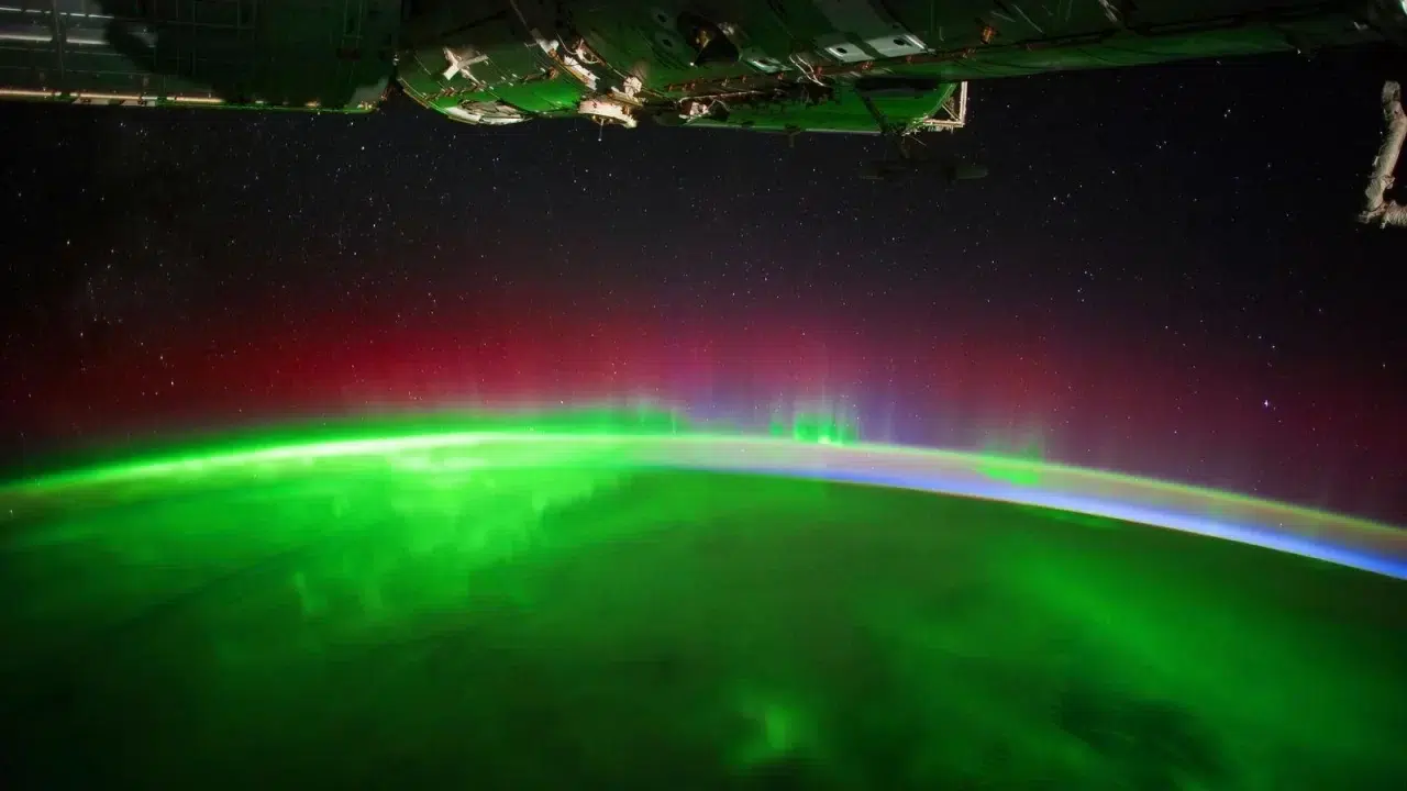 Aurora iznad Zemlje snimljena iz orbite