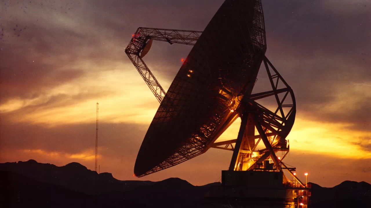 Velika radijska antena u Goldstoneu snimljena pri zalasku Sunca