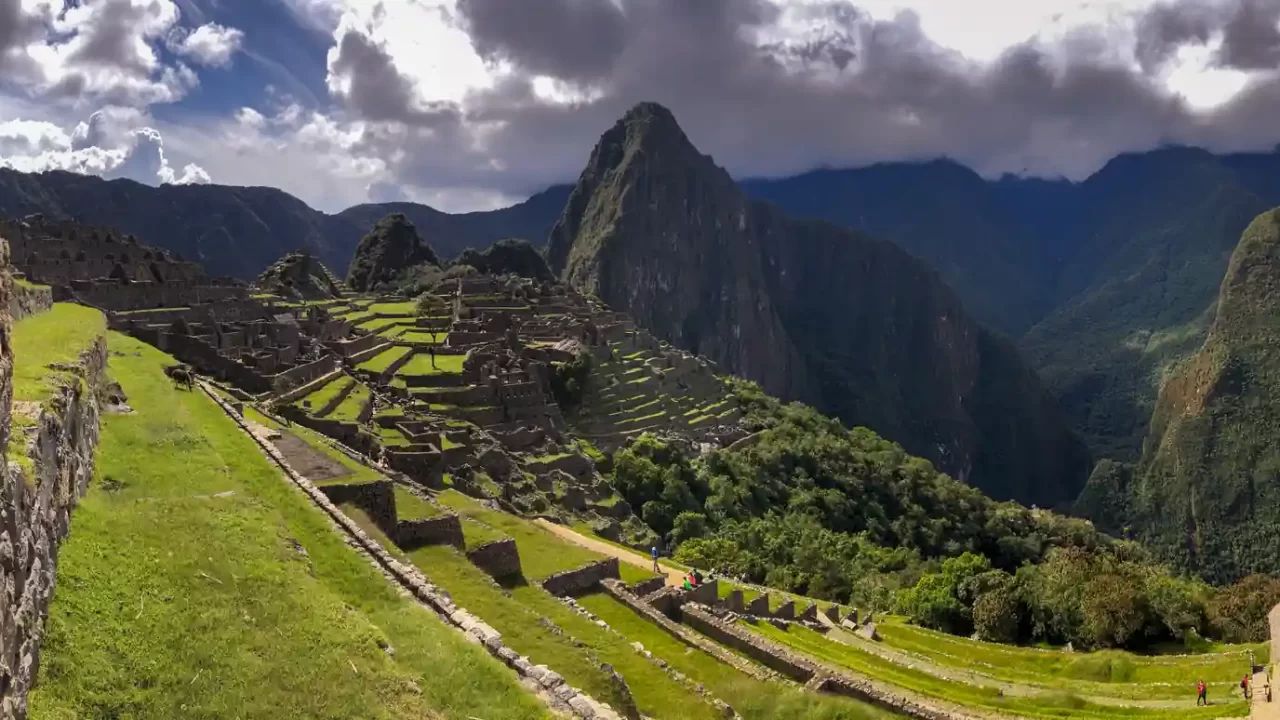 Panorama kamenih terasa Machu Picchua i strmih planina iznad doline Urubambe.
