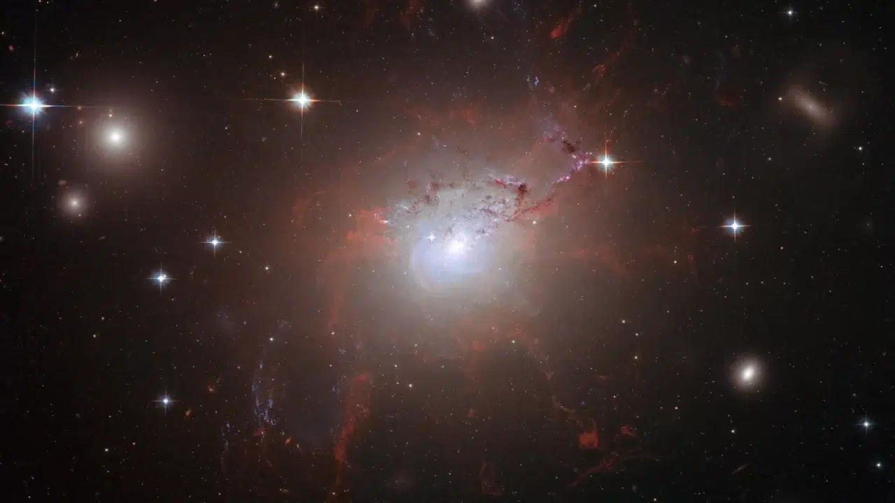 Galaksija NGC 1275 u središtu skupa Perzej, okružena crvenim nitima plina