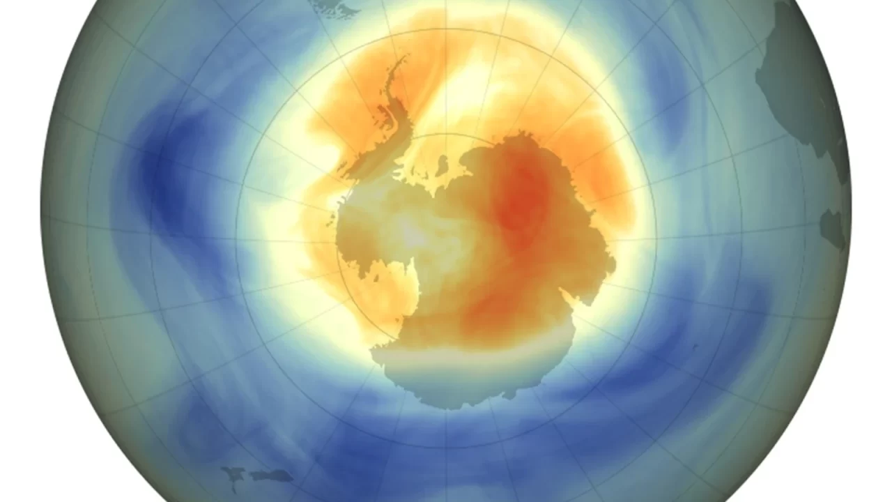 Karta koncentracije ozona iznad Antarktike na dan najvećeg opsega ozonske rupe 2025.