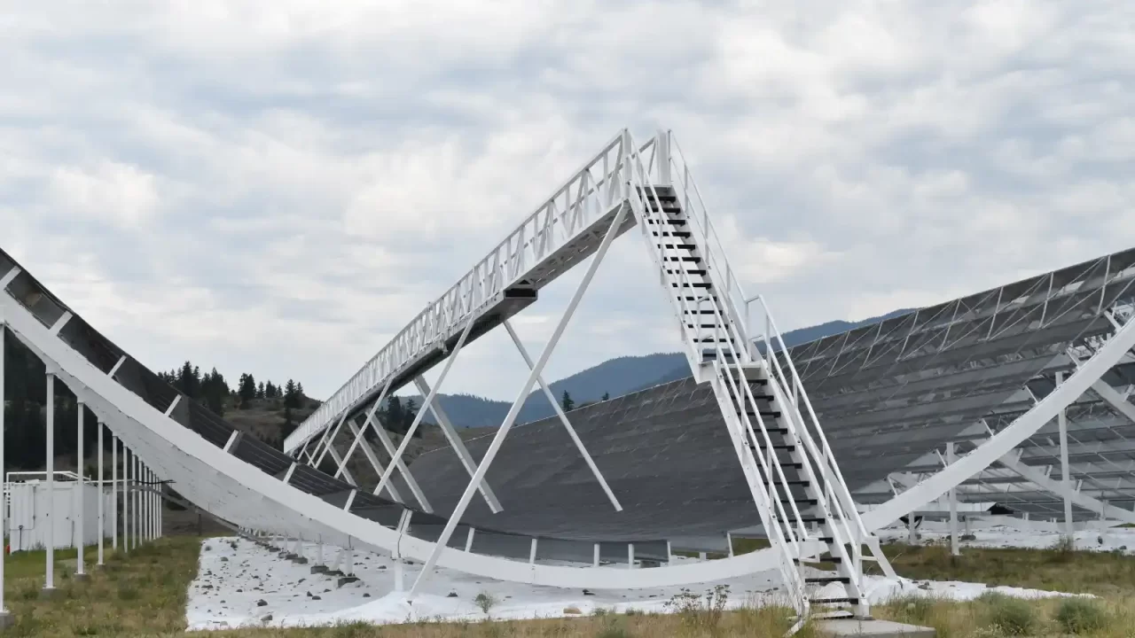 Antenski niz kanadskog radioteleskopa CHIME za promatranje radijskih signala iz svemira