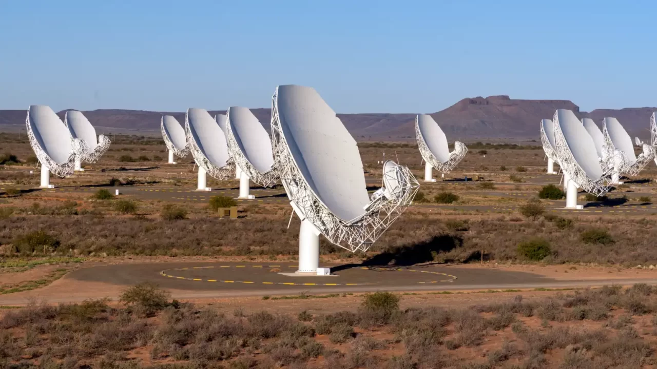 Niz antena radioteleskopa MeerKAT u južnoafričkom krajoliku