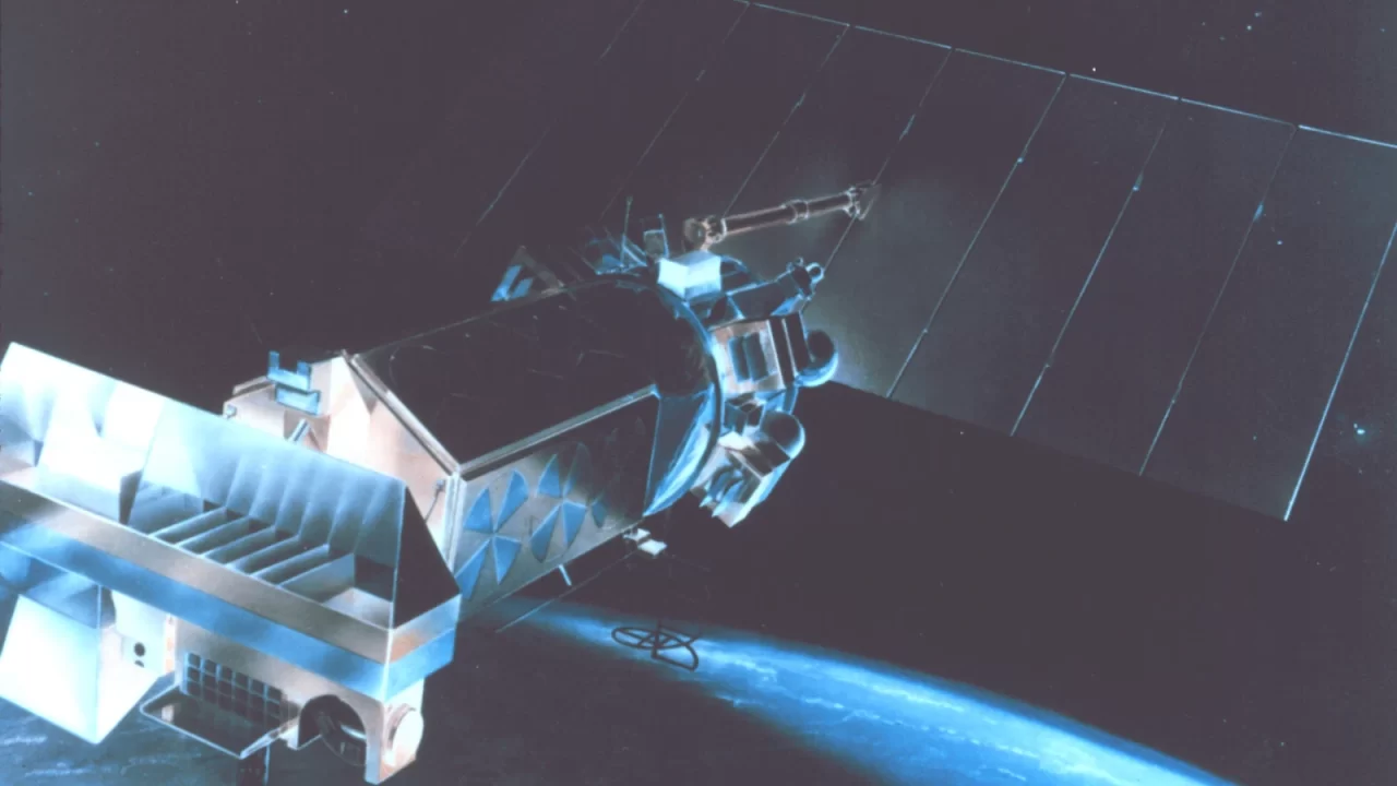 Satelit TIROS-N u Zemljinoj orbiti