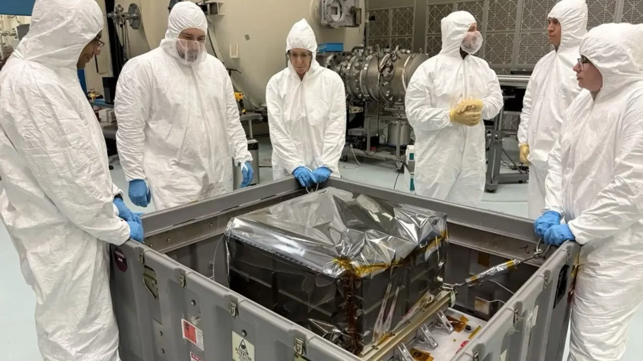 Umjetnički prikaz satelita StarBurst koji će tražiti kratke gama-bljeskove.