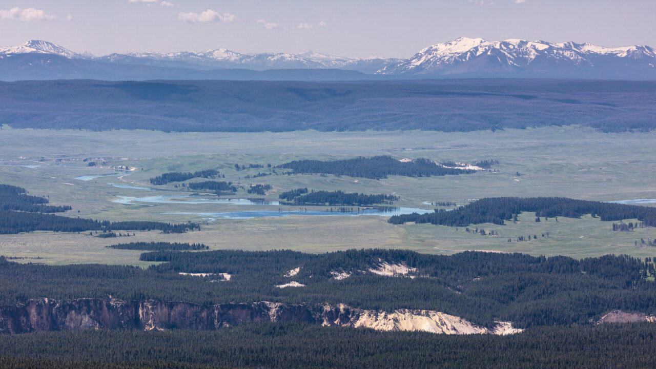 Pogled na rub kaldere Yellowstonea i Grand Canyon of the Yellowstone iz lanca Washburn