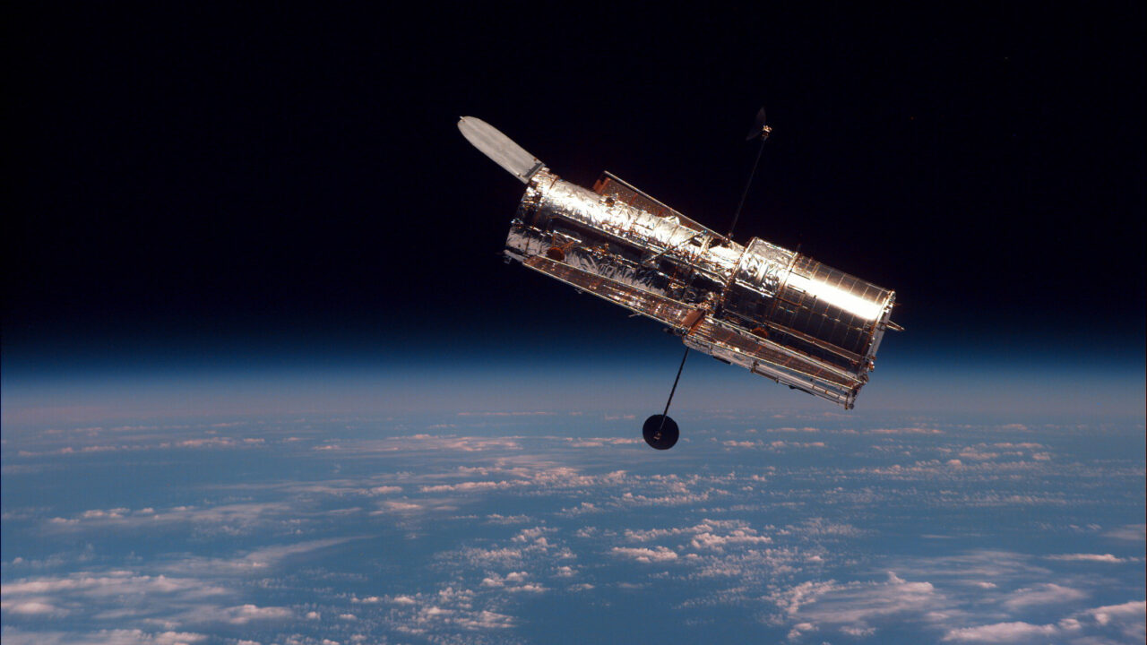 Svemirski teleskop Hubble iznad Zemlje nakon druge servisne misije 1997. godine