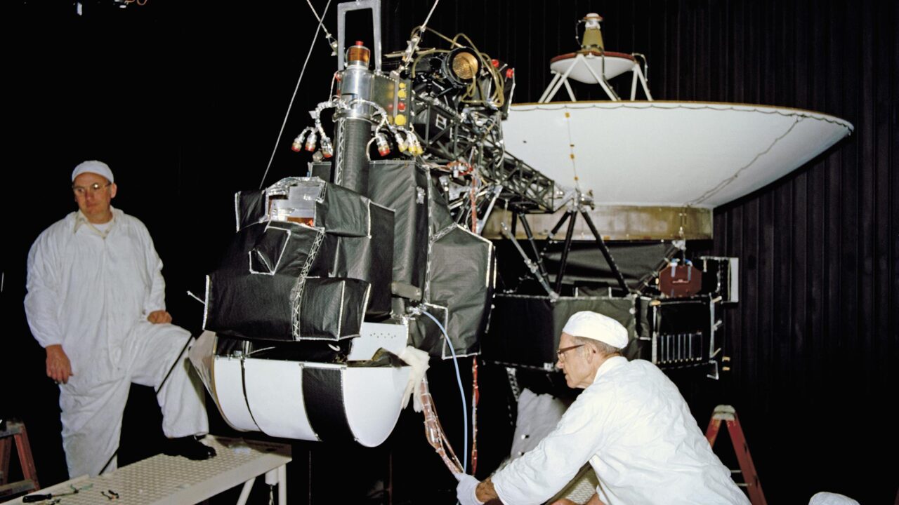 Voyager tijekom ispitivanja u velikoj vakuumskoj komori JPL-a 1977. godine