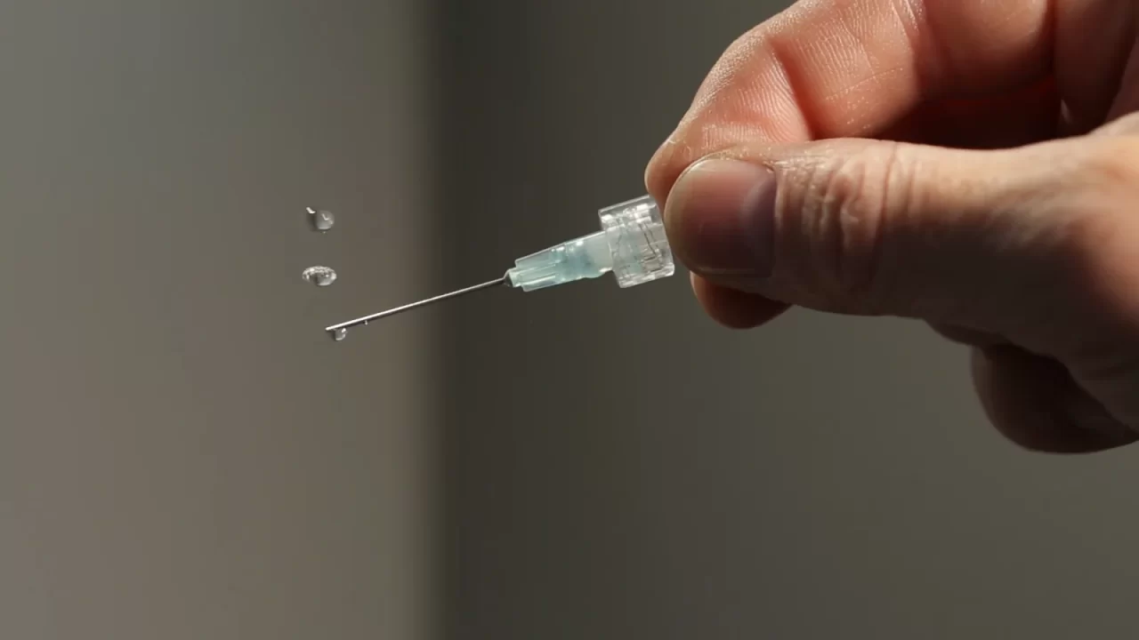 Kapljice lebde u zraku pokraj igle tijekom akustične levitacije