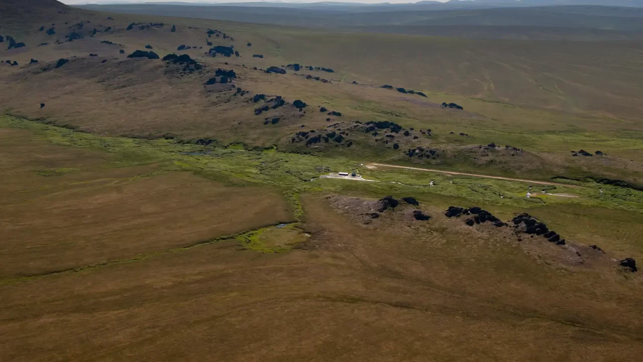 Pogled na tundru i stjenovite brežuljke u rezervatu Bering Land Bridge na Aljasci.