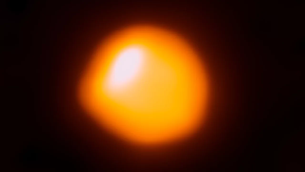ALMA-in prikaz Betelgeza u lažnim bojama s izraženijim svijetlim područjem.