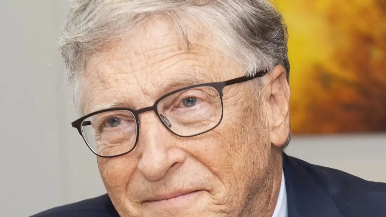 Bill Gates s naočalama i u tamnom sakou tijekom posjeta Europskoj komisiji.
