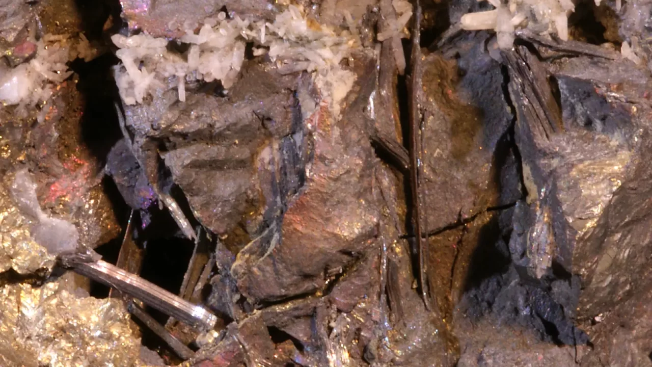 Metalnosivi kristali bizmutinita na mineralnom uzorku.