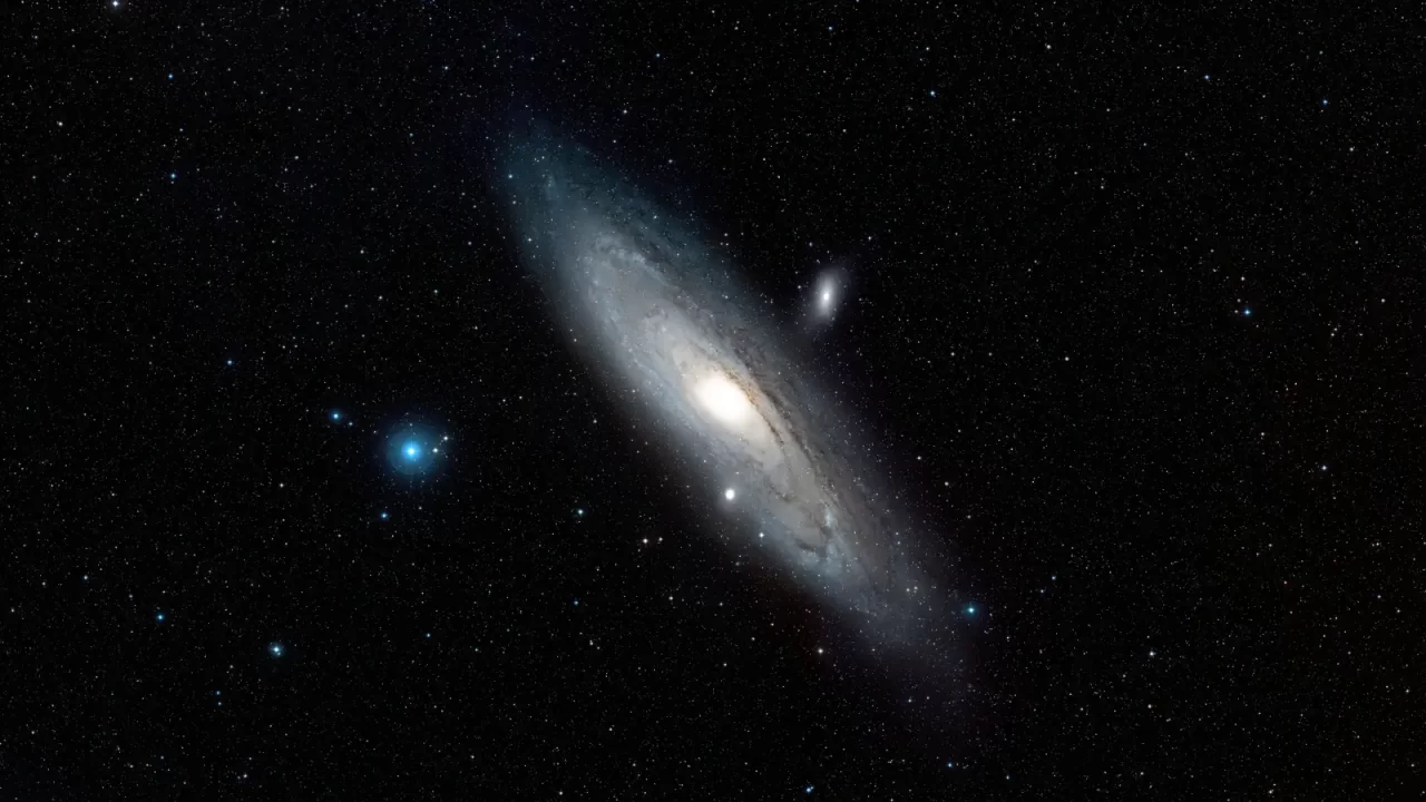 Galaksija Andromeda s izraženim svijetlim središtem i spiralnim krakovima