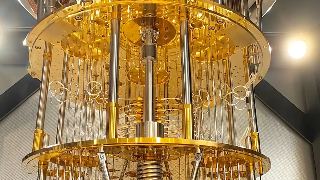 Pozlaćene metalne ploče i mnoštvo tankih kabela unutar kriogenog sklopa sustava IBM Quantum System One.