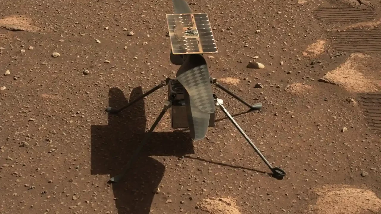 Ingenuity s dvama rotorima i solarnom pločom stoji na kamenitom Marsovu tlu.