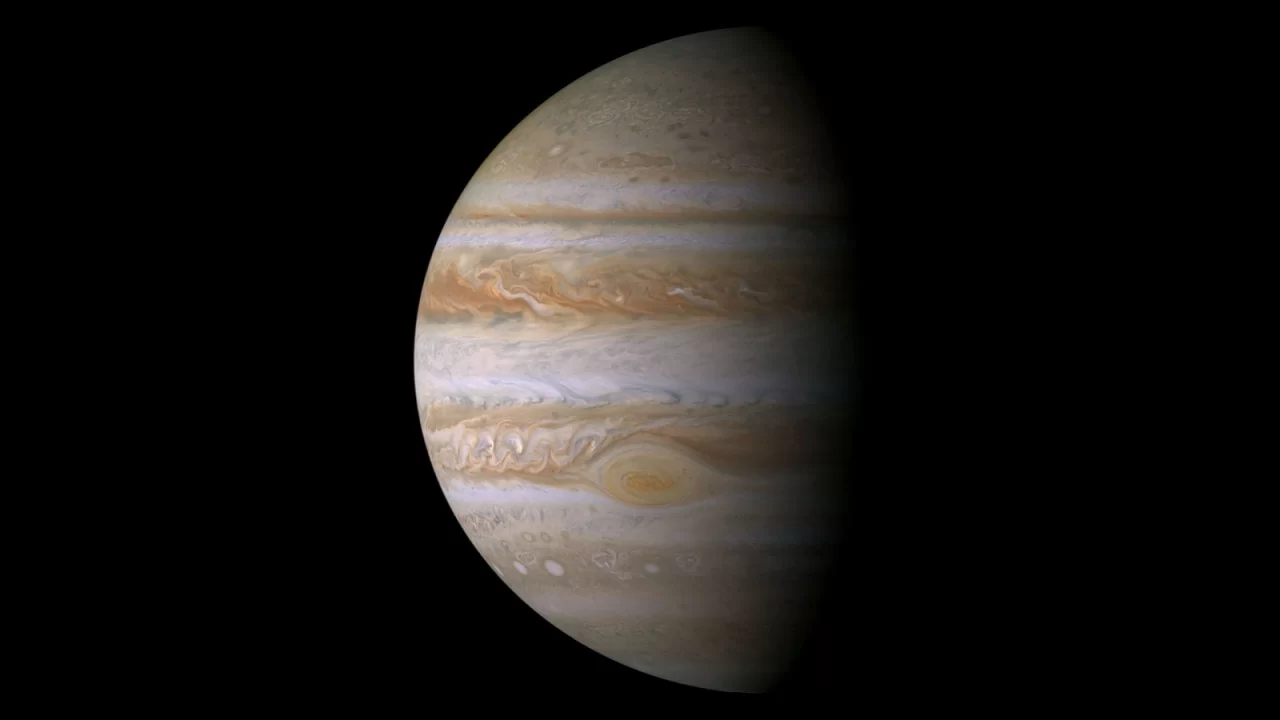 Jupiterove svijetle i smeđe oblačne pruge te Velika crvena pjega na Cassinijevu mozaiku.