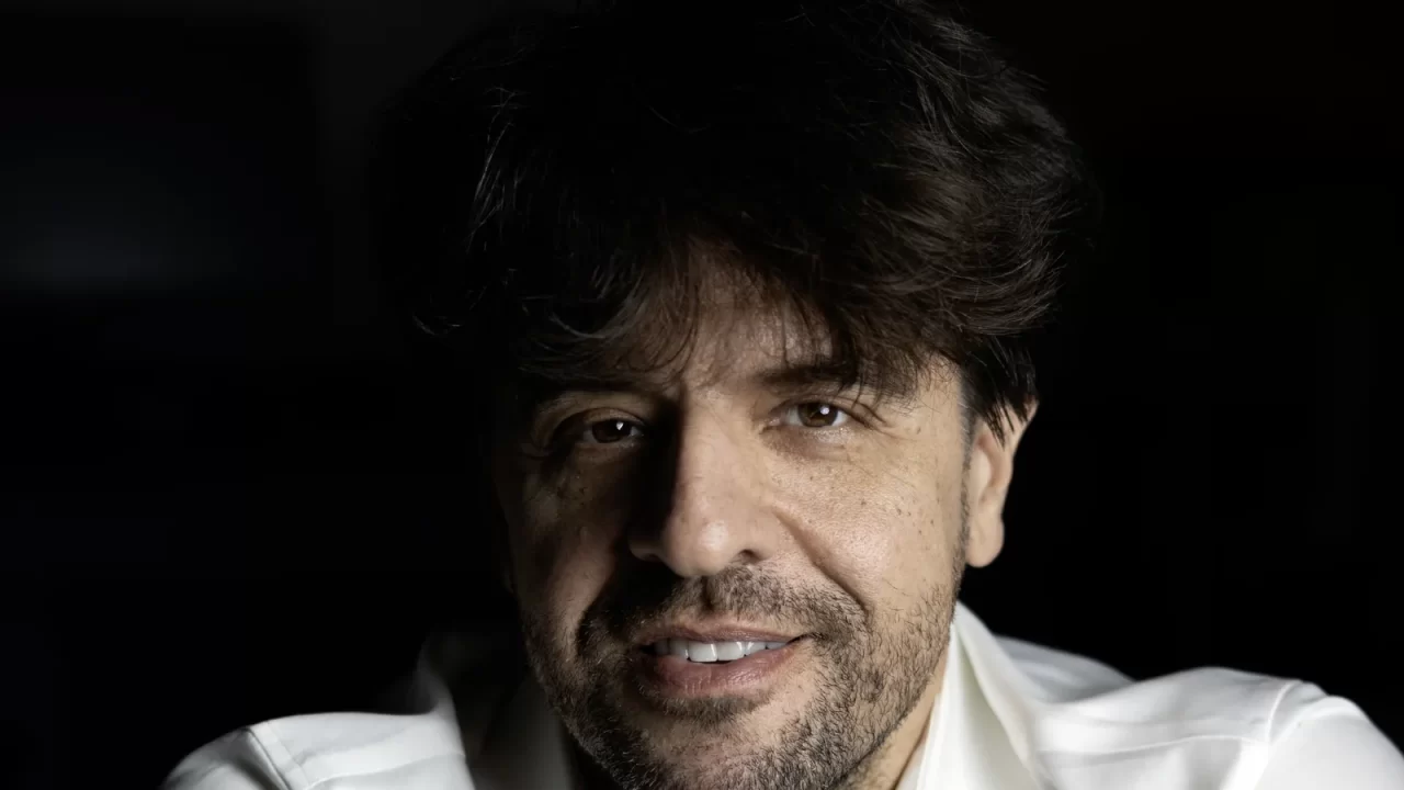 Karl Deisseroth u bijeloj košulji na portretnoj fotografiji iz 2025. godine.