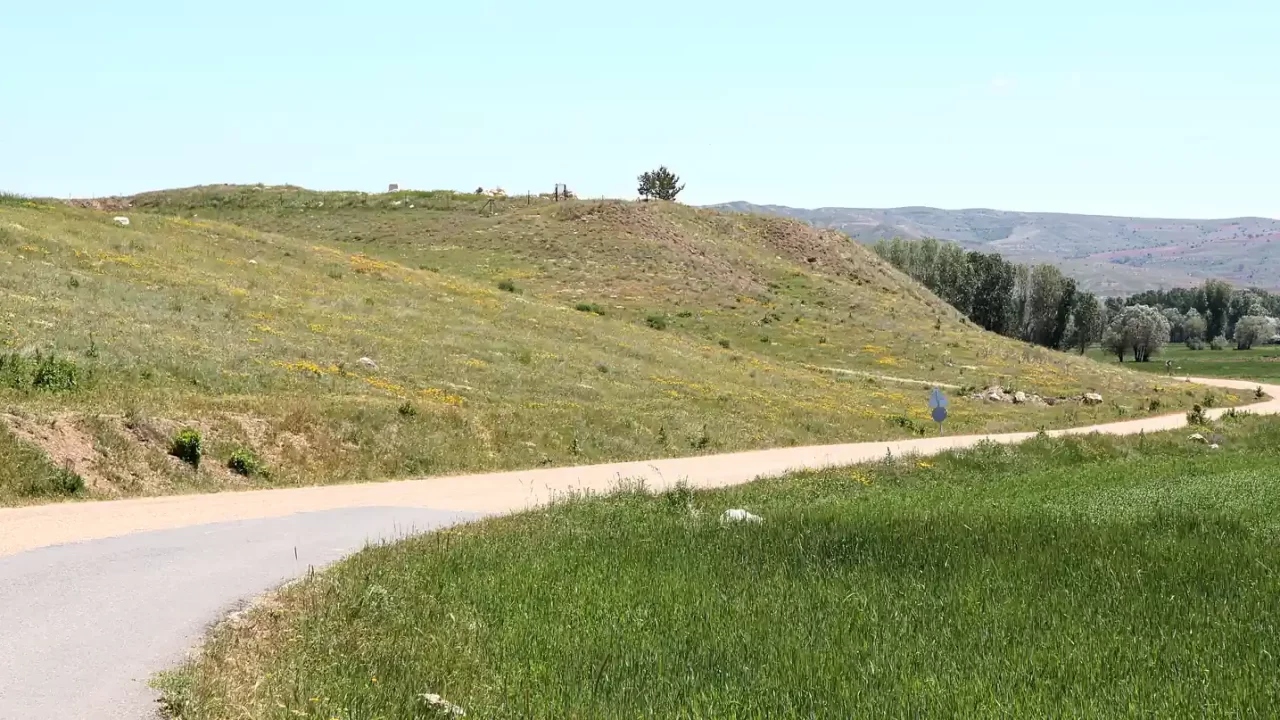 Travnati arheološki brežuljak Kayalıpınar uz cestu u središnjoj Turskoj.