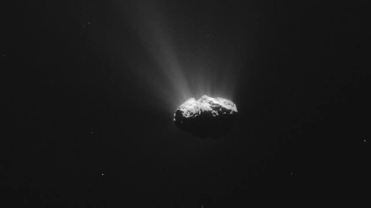 Komet 67P s mlazovima prašine na crno-bijeloj snimci letjelice Rosetta.