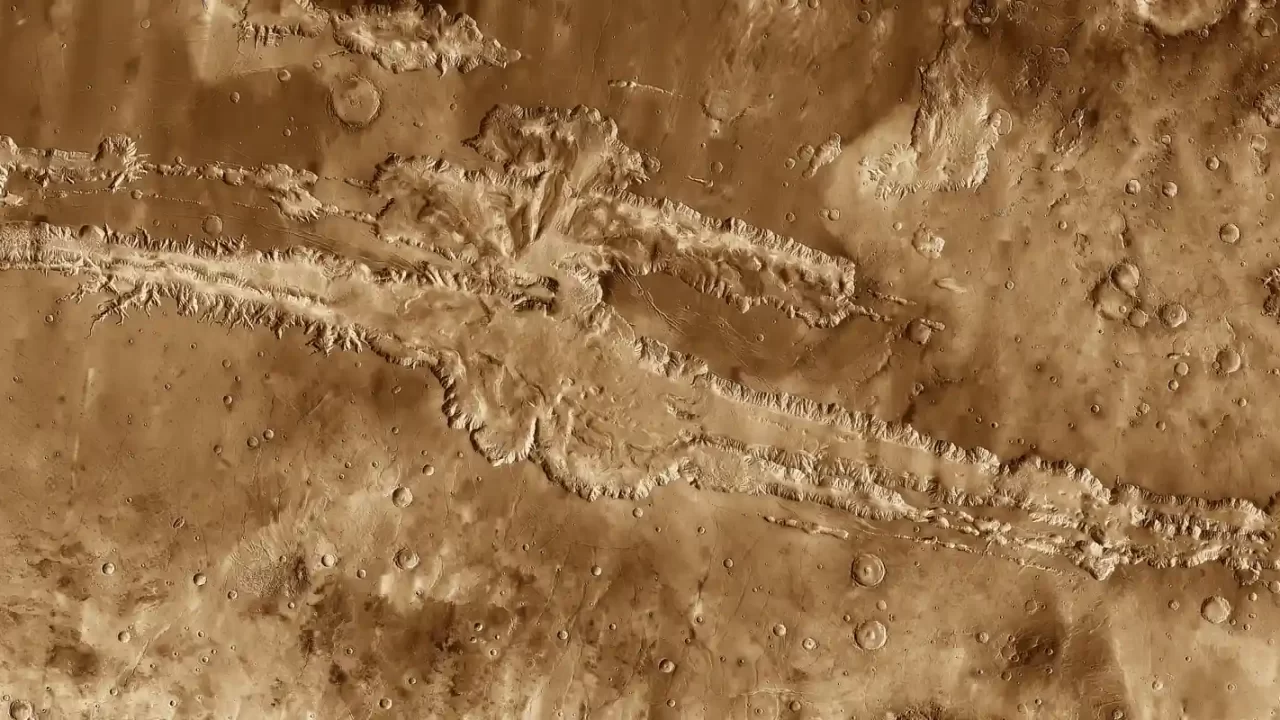 Dugi razgranati kanjoni Valles Marinerisa snimljeni iz Marsove orbite.