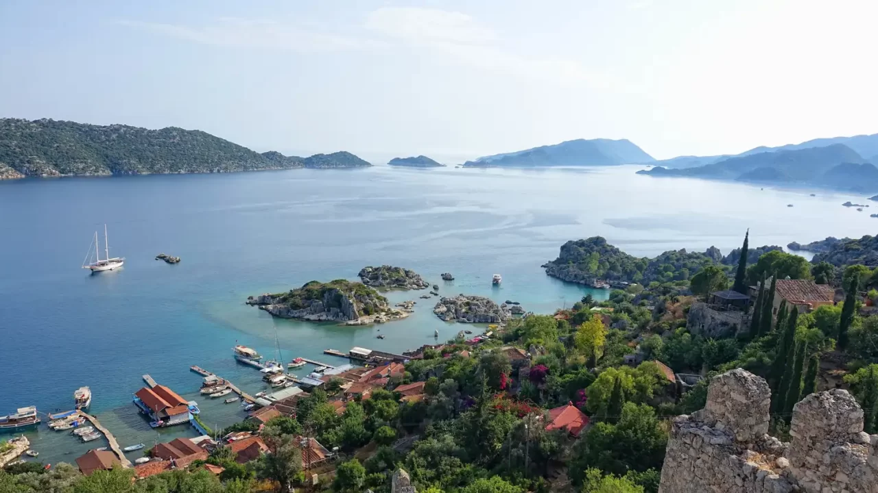 Pogled na tirkizno more, otok Kekova i naselje Kaleköy s obližnje uzvisine.