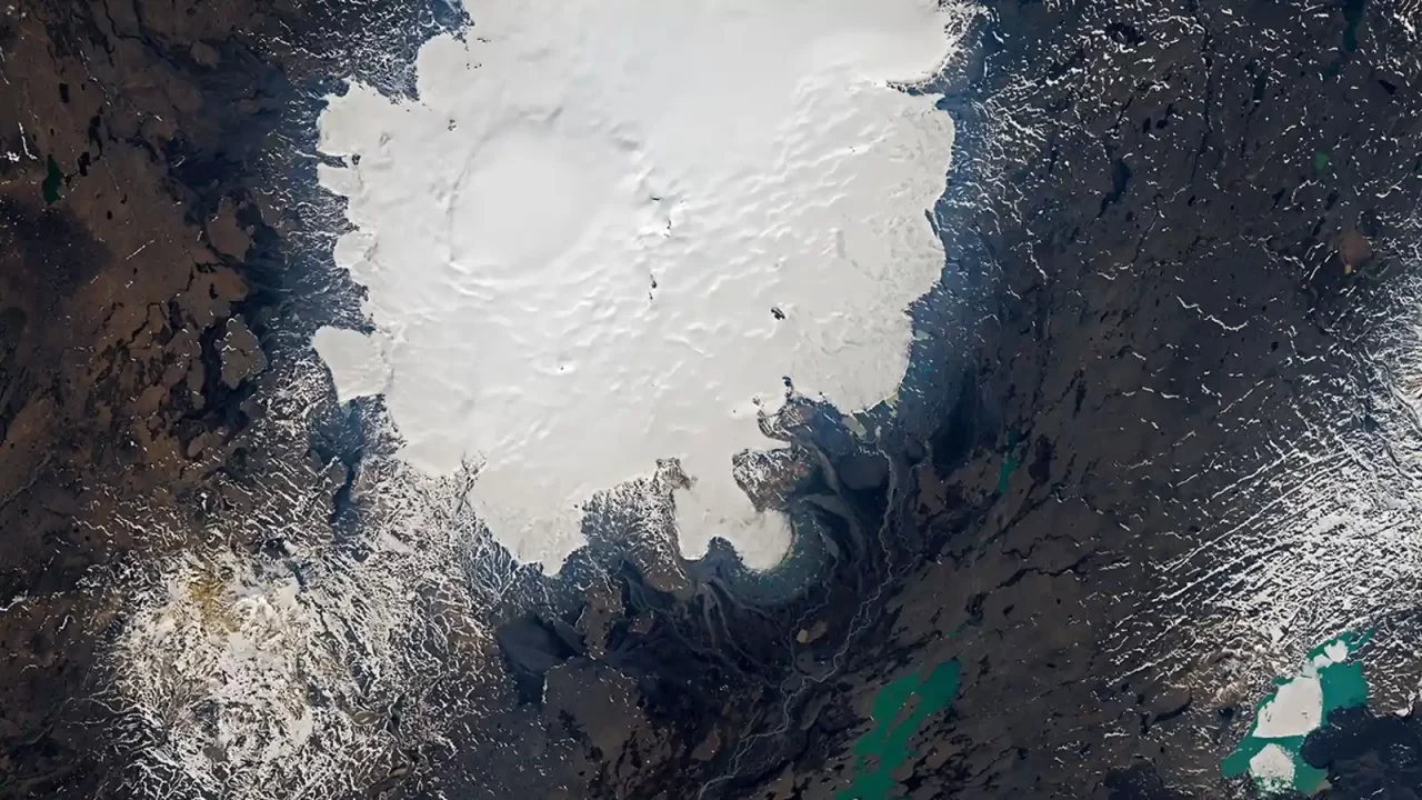 Ledenjak Múlajökull na Islandu i okolna zelenkasta jezera na satelitskoj snimci Landsata 8.