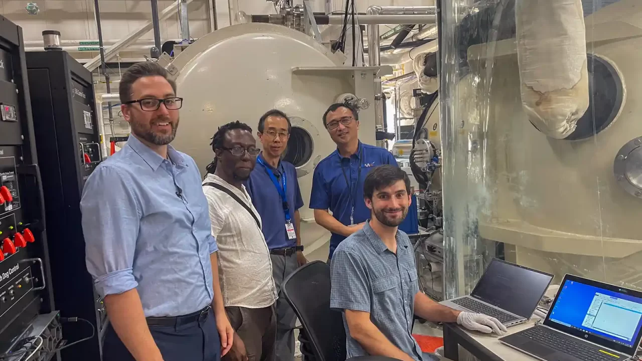 Pet članova NASA-ina tima u laboratoriju uz veliku komoru za ispitivanje baterija