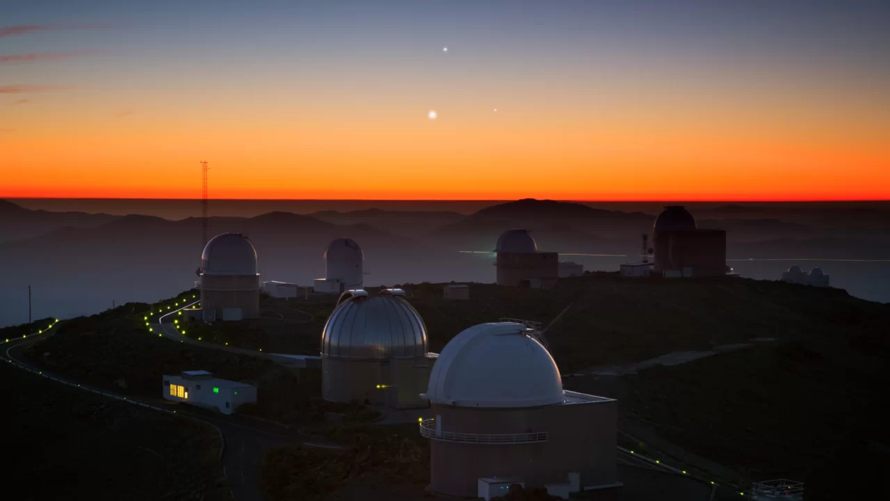 Jupiter, Venera i Merkur na večernjem nebu iznad kupola opservatorija La Silla.
